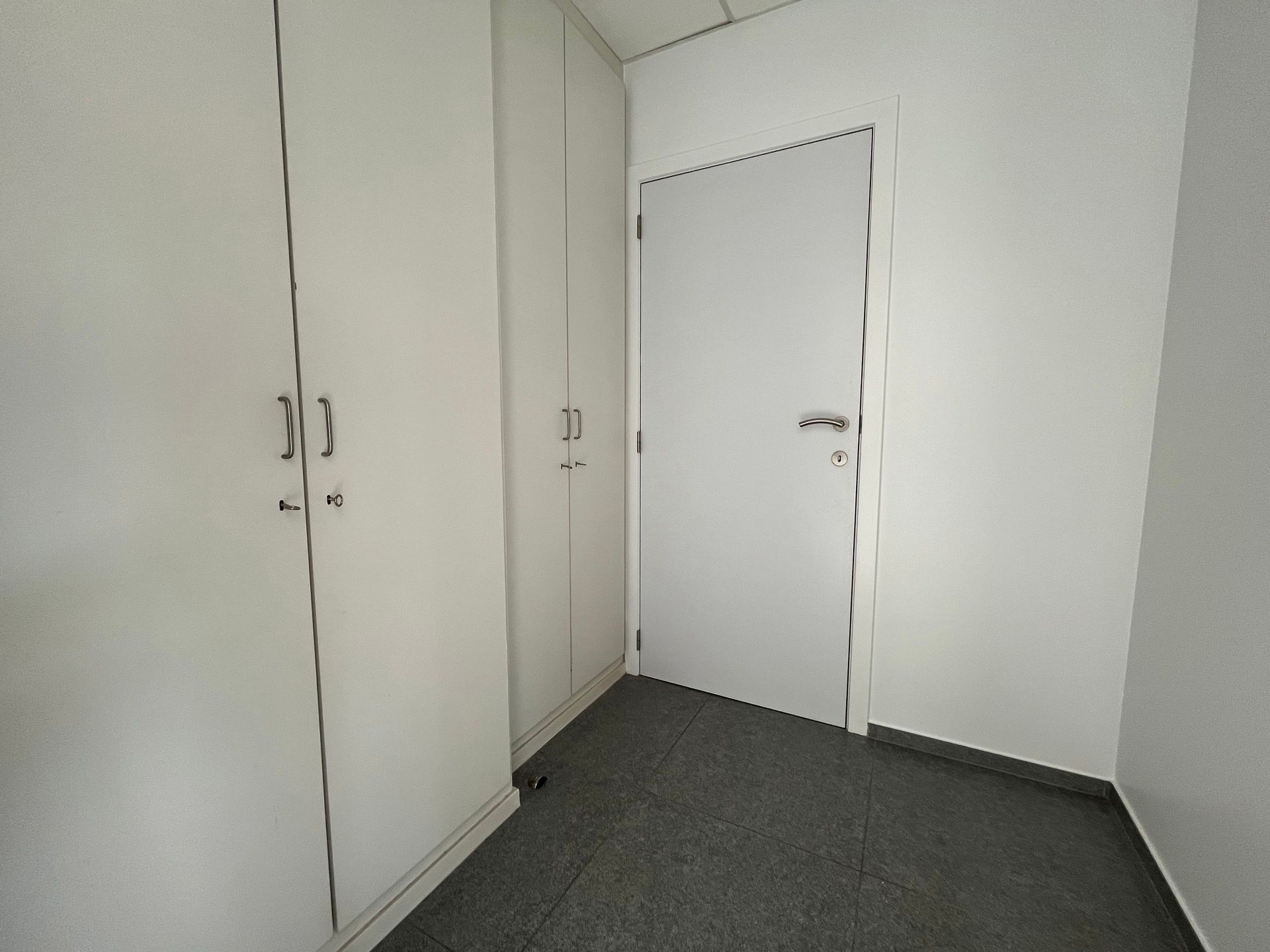 RUIME HANDELS/KANTOORRUIMTE TE HUUR IN TERNAT foto 13