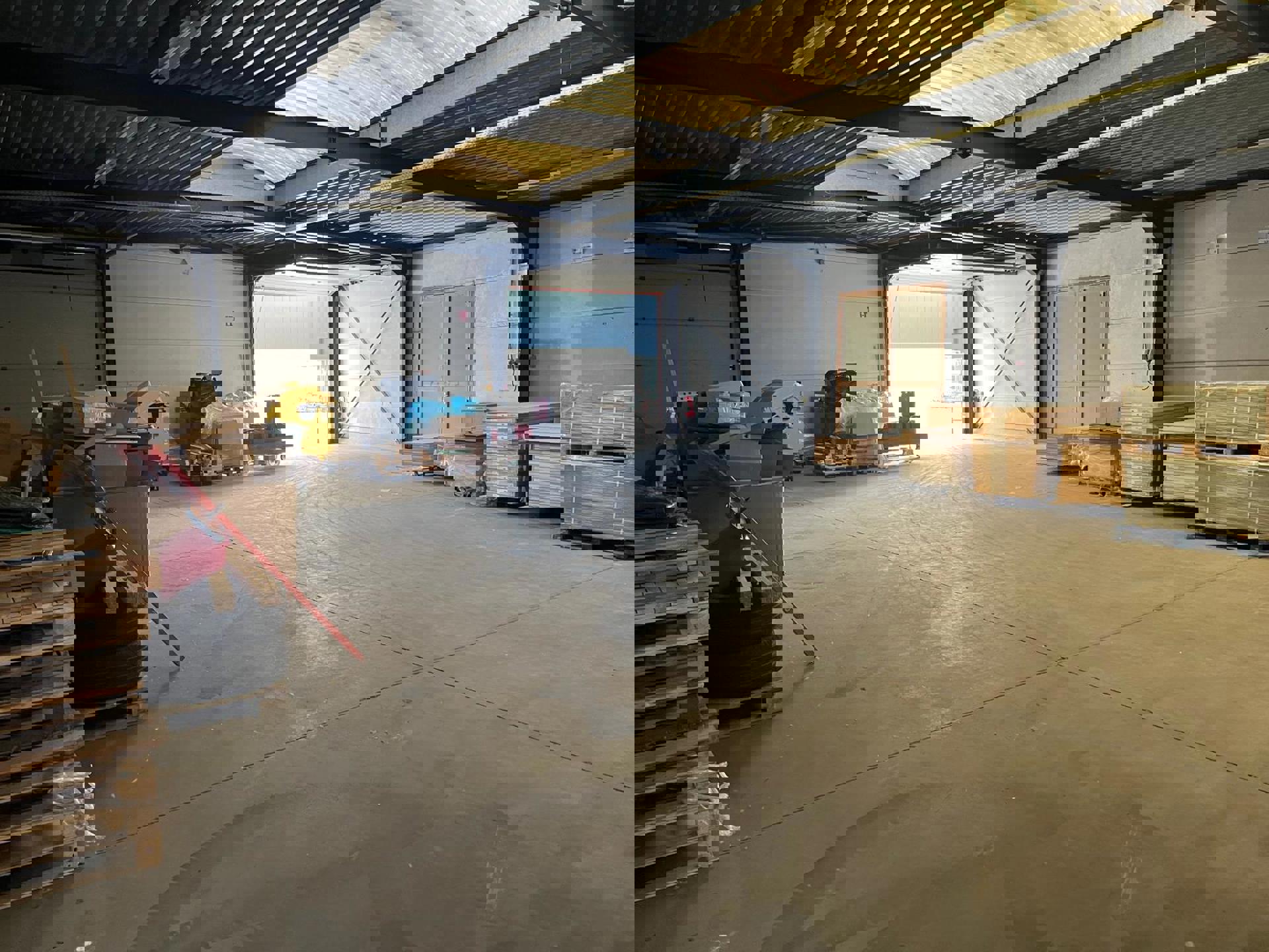 Magazijn 1020m² met kantoor te huur  foto 2