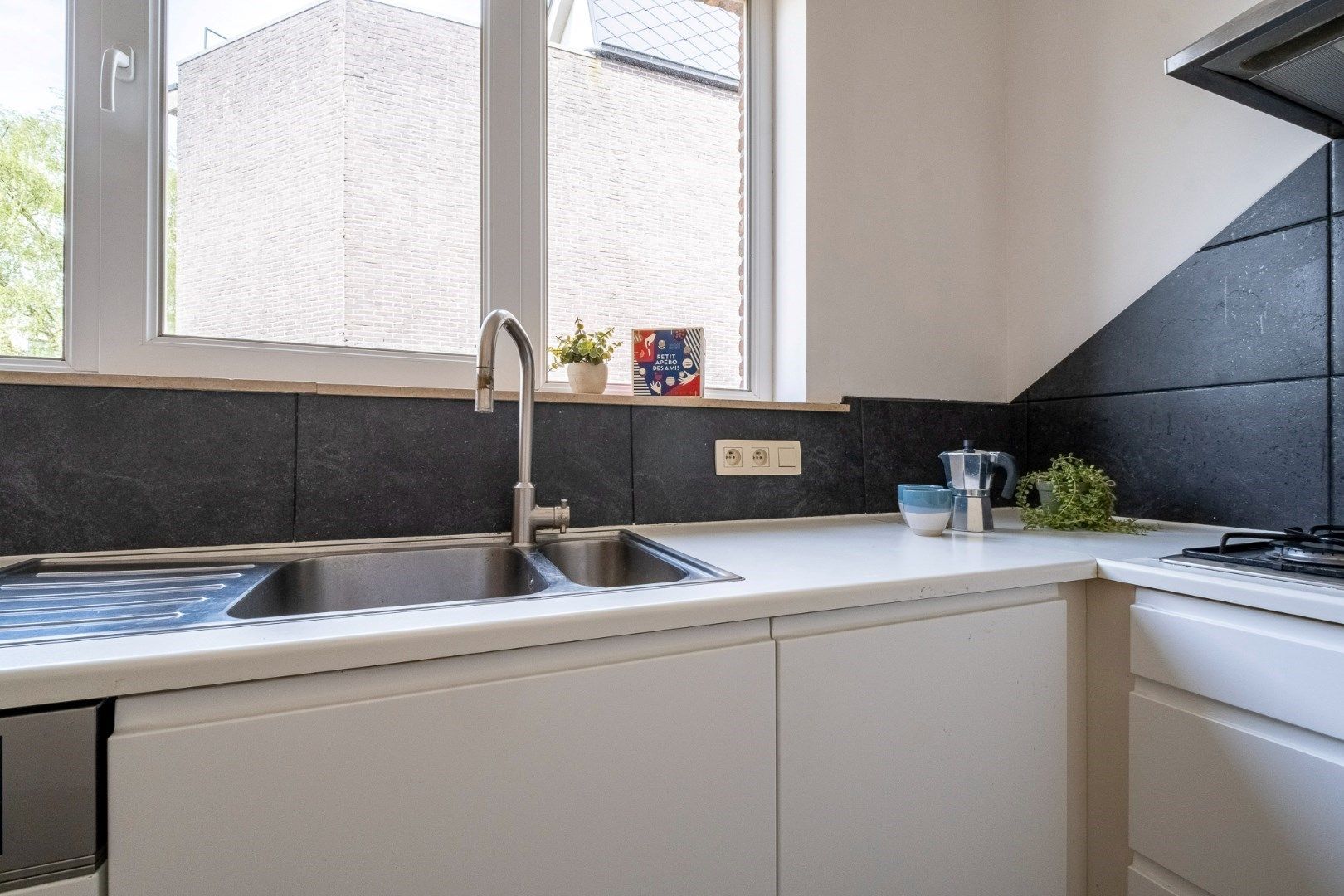 Zonnig en ruim, volledig gerenoveerd appartement in een goede en rustige buurt.  foto 15