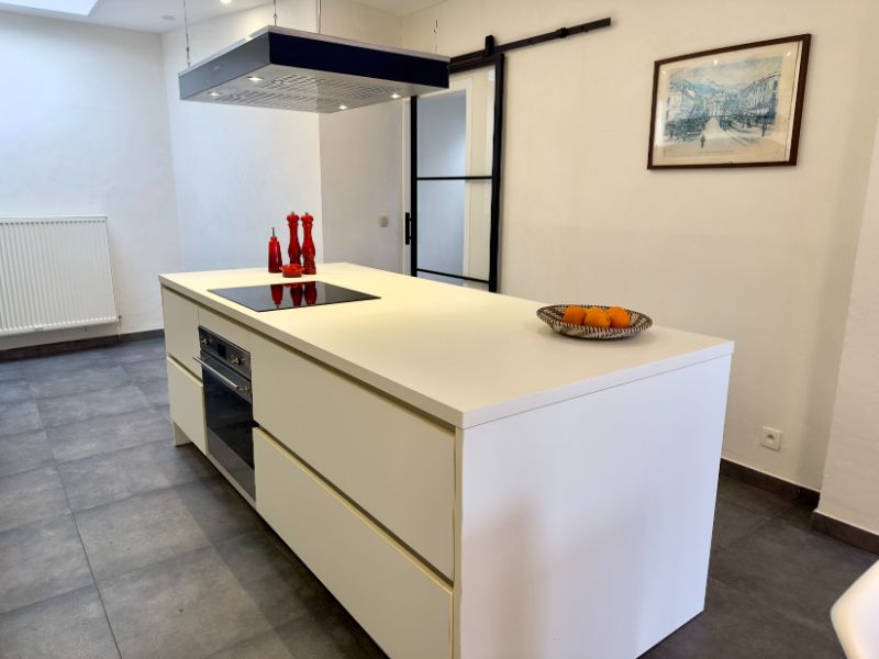 Recent gerenoveerde woning met ruime garage foto 3