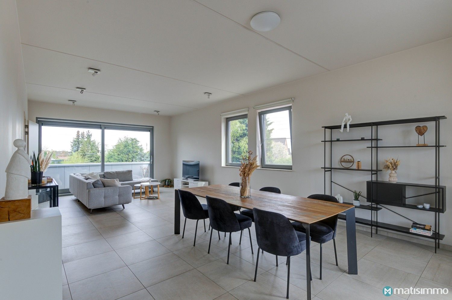 INSTAPKLAAR APPARTEMENT MET TWEE SLAAPKAMERS, 2 TERRASSEN EN PARKING TE BILZEN foto 4