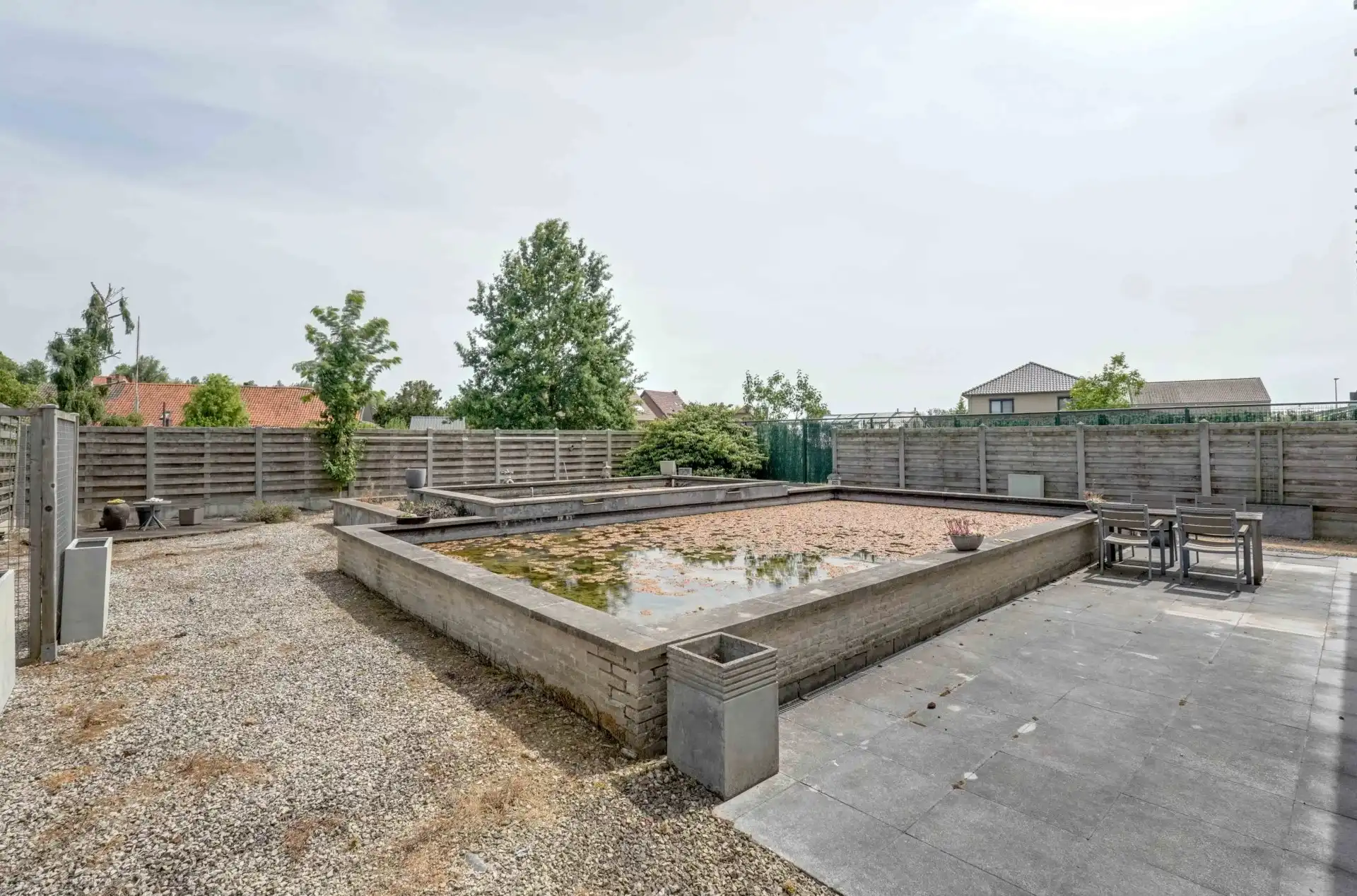 Ruime open bebouwing met zonnige tuin foto 29