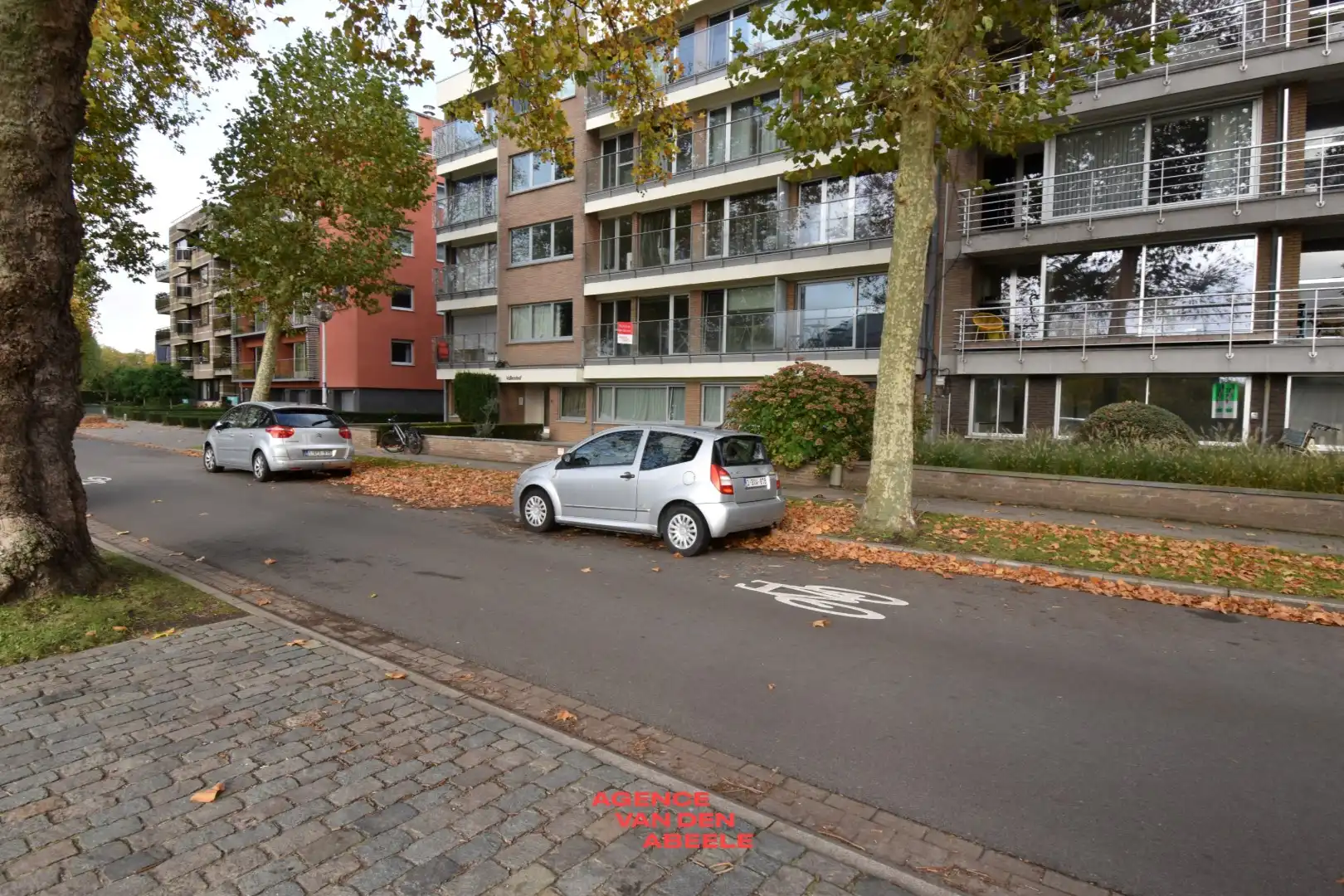 Uitzonderlijk breed appartement met 2 slaapkamers en terras foto 3