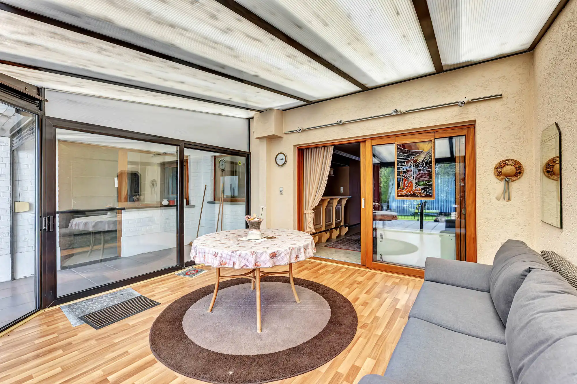 Robuuste woning met ruime garage en tuin foto 11