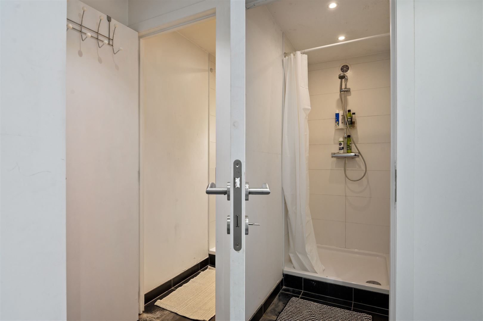 Ruime herenwoning (6 slaapkamers) aan het hippe Borgerhout  foto 12