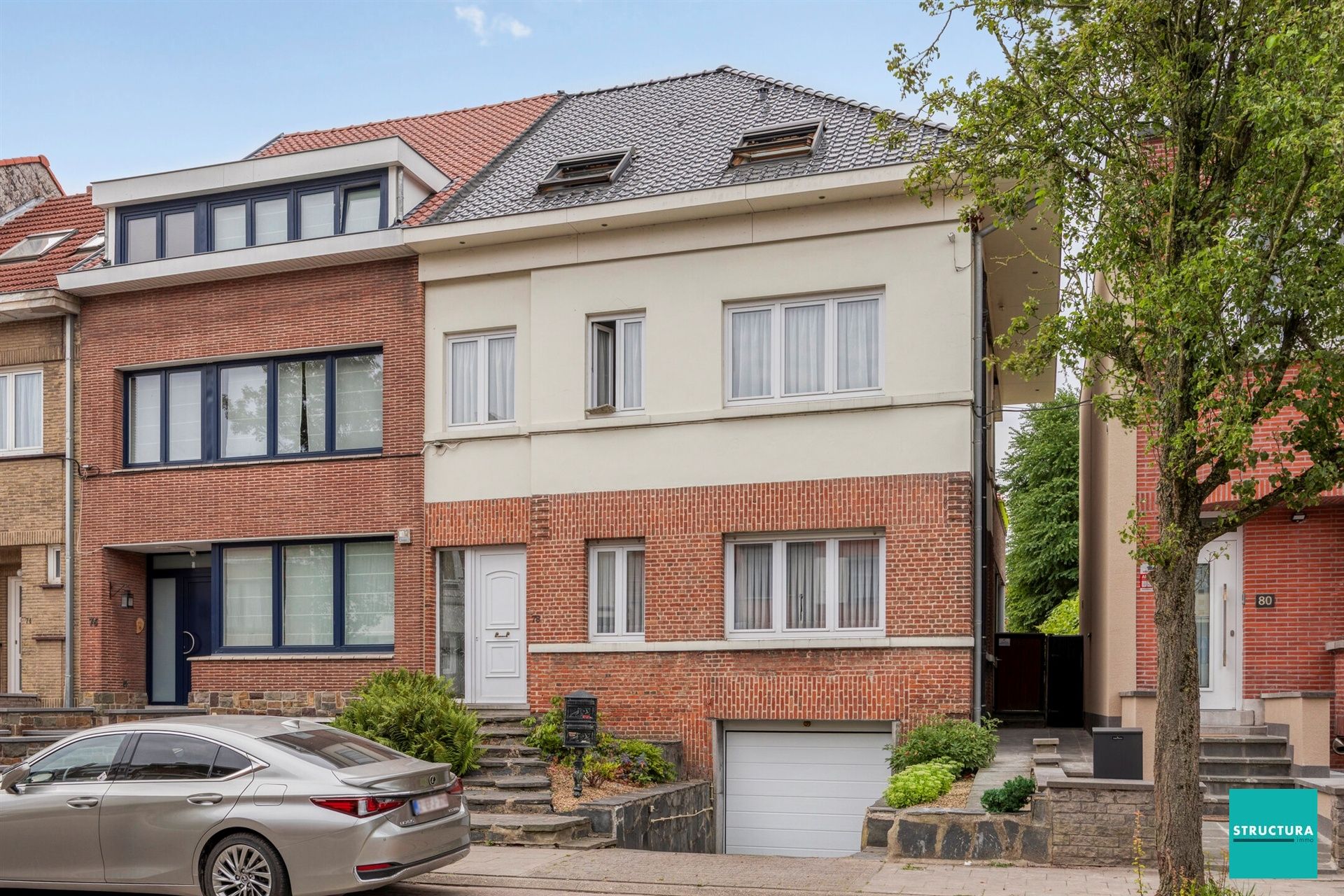 Opbrengsteigendom met 2 appartementen en 7 garageboxen foto {{pictureIndex}}