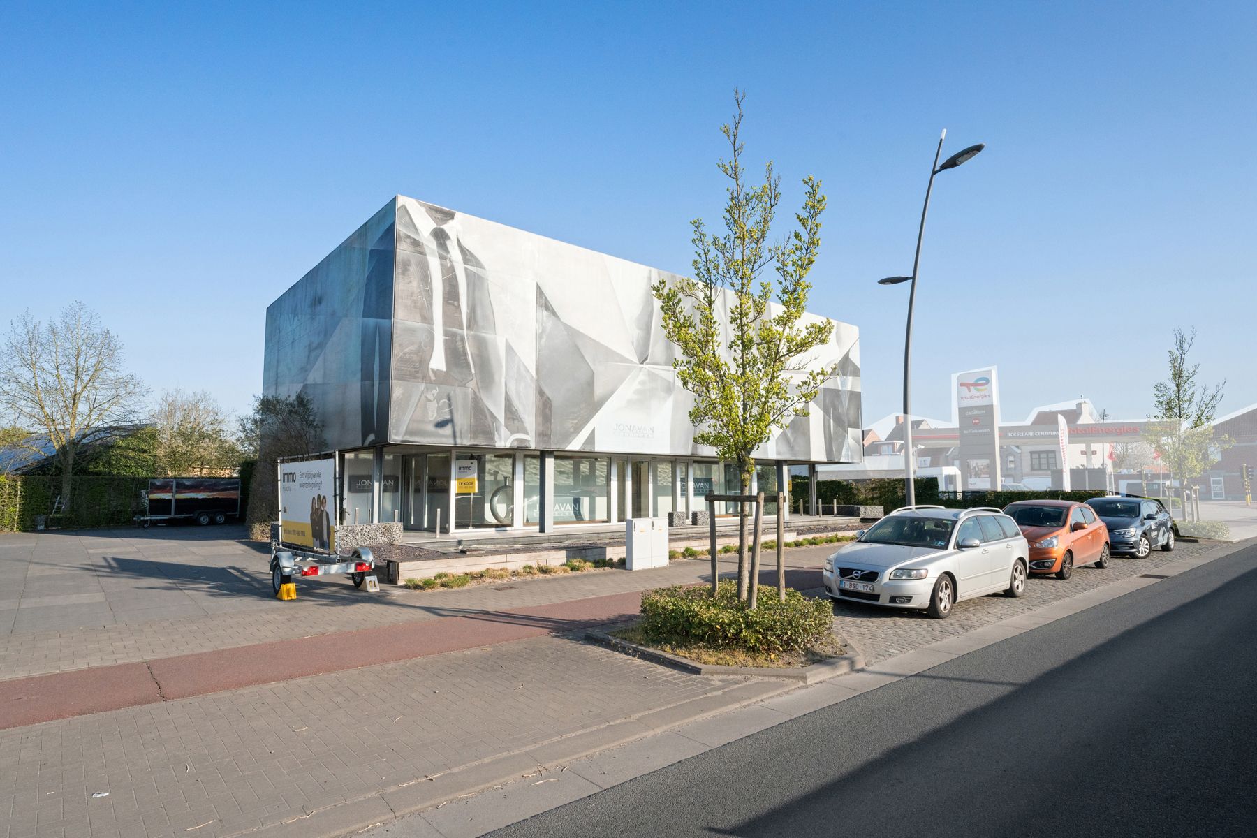 Commercieel gelegen handelspand op topligging te Roeselare foto 2