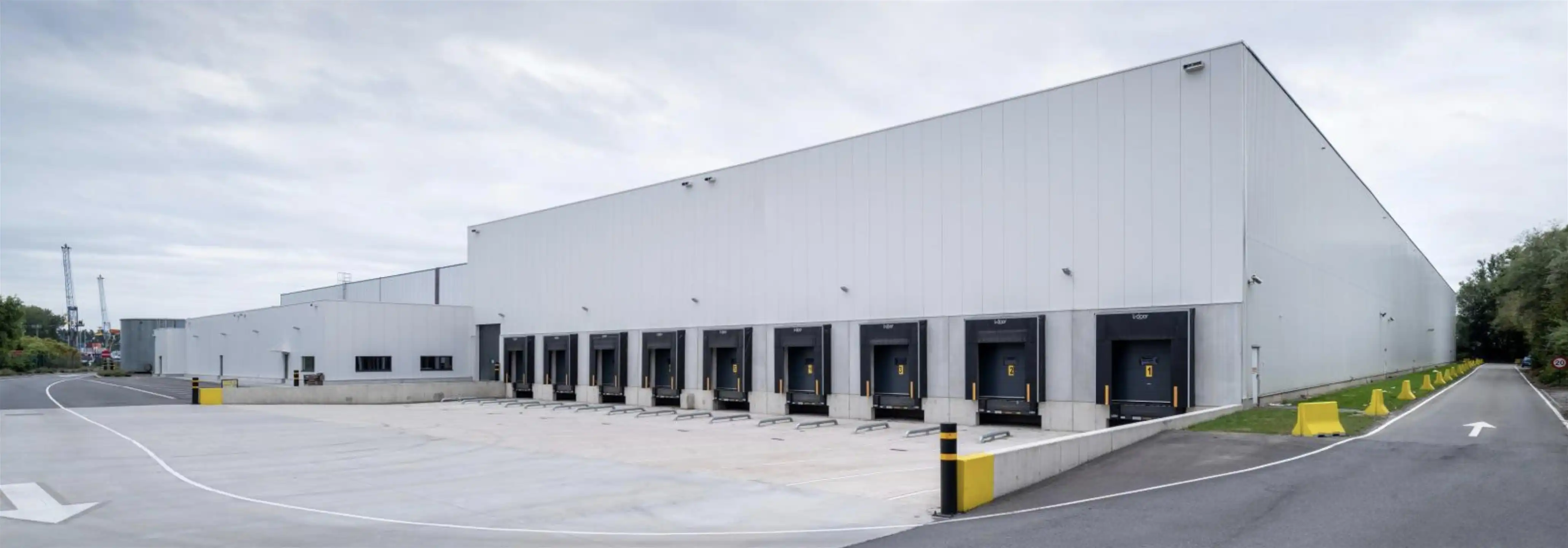 TE HUUR Magazijn + kantoor foto {{pictureIndex}}