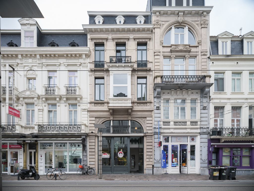 Stijlvol 3 slaapkamer appartement met ruim terras nabij het zuidpark foto 3