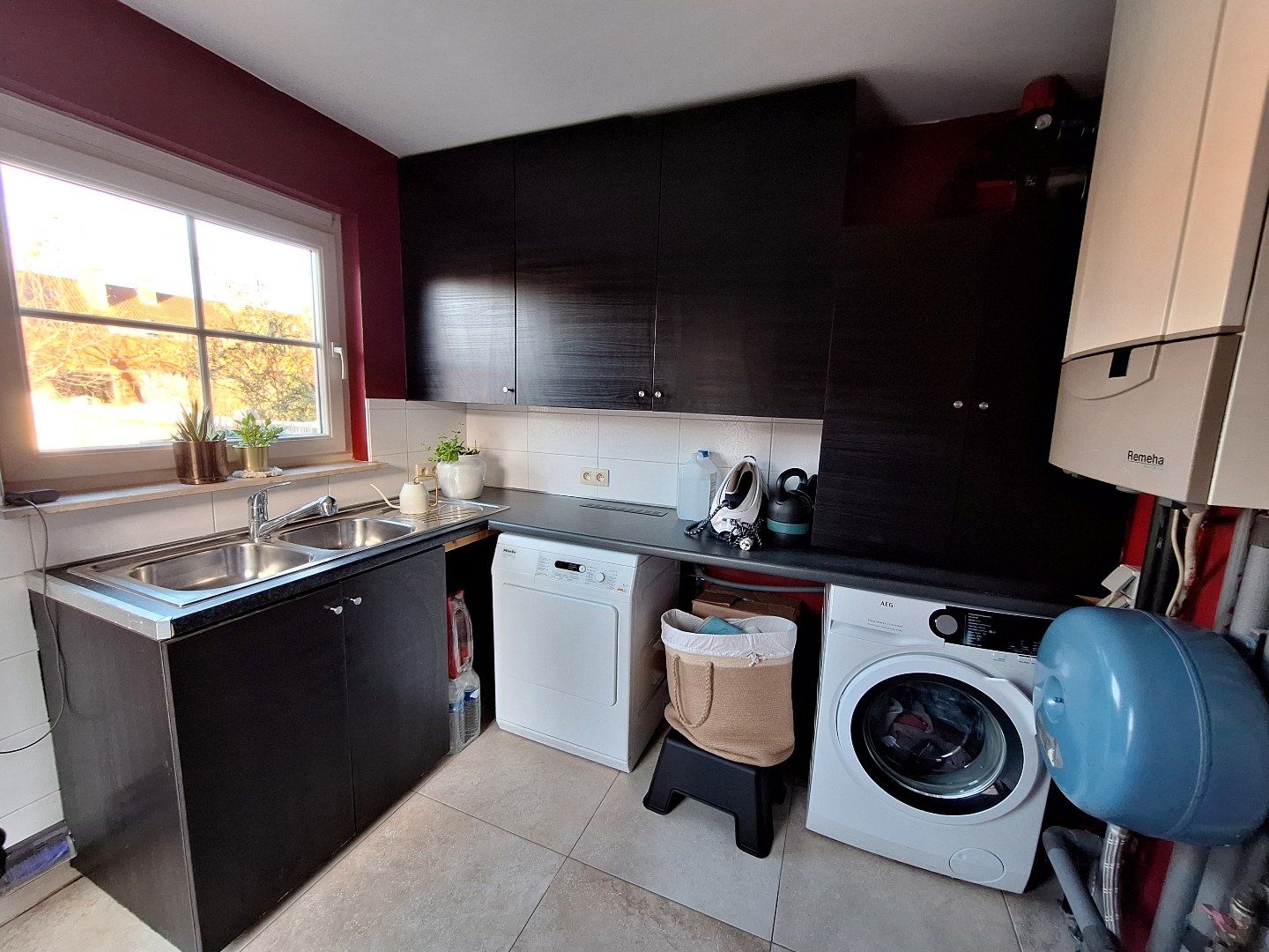 Gerenoveerde instapklare woning met terras en tuin foto 16