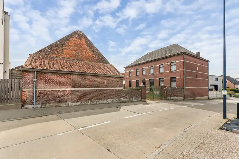 Statig herenhuis met binnenkoer en stallingen op een perceel van 1758 m² in het dorp van Waanrode foto 3