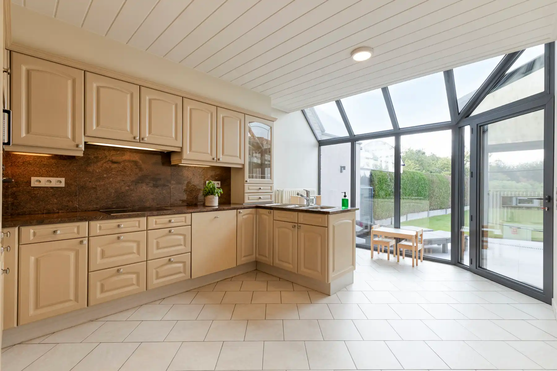 Instapklare woning met 3 slpk en ruime garage op toplocatie foto 11