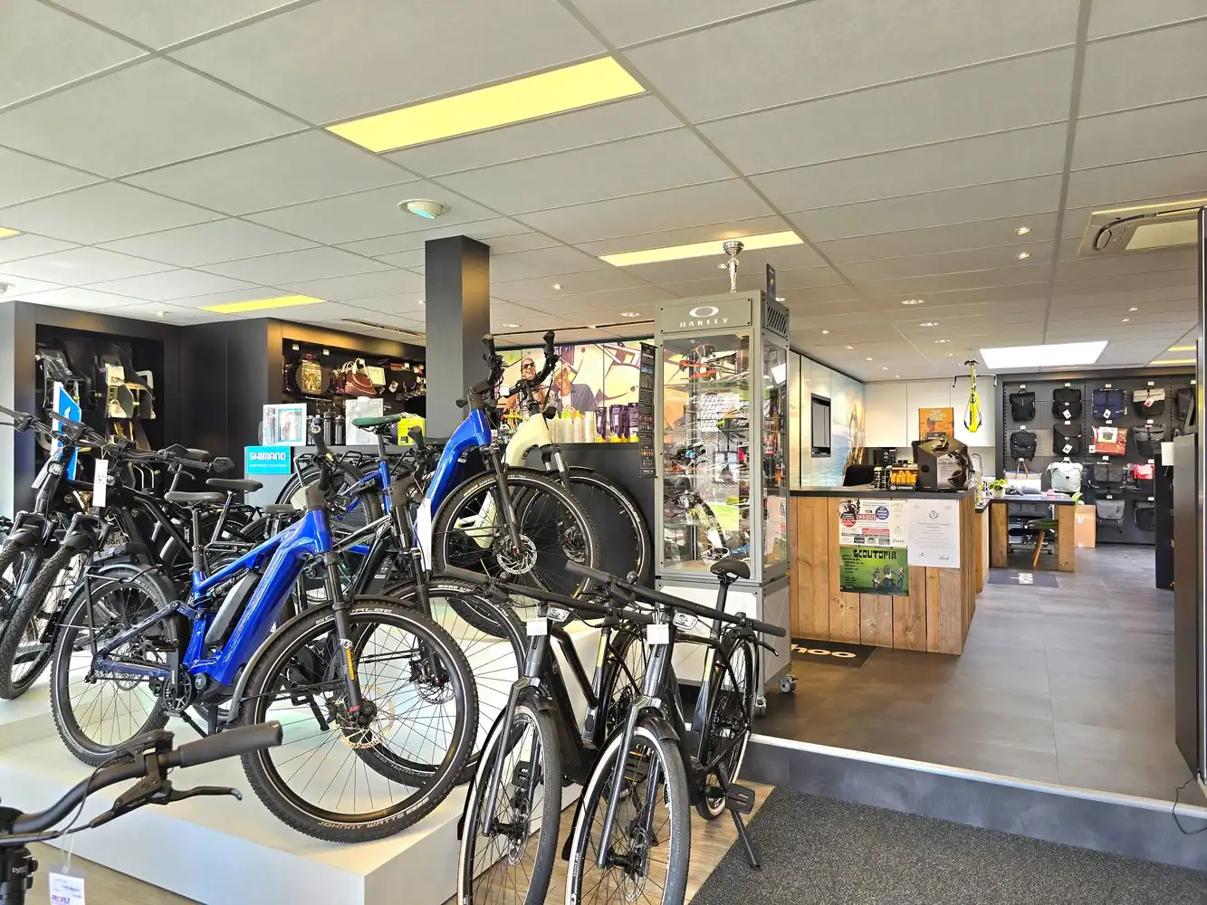 TE KOOP : WINKEL / TOONZAAL 386 m² met ruime woonst (momenteel "FIETSEN GAETHOFS") - ideale investering op een toplocatie! foto 5