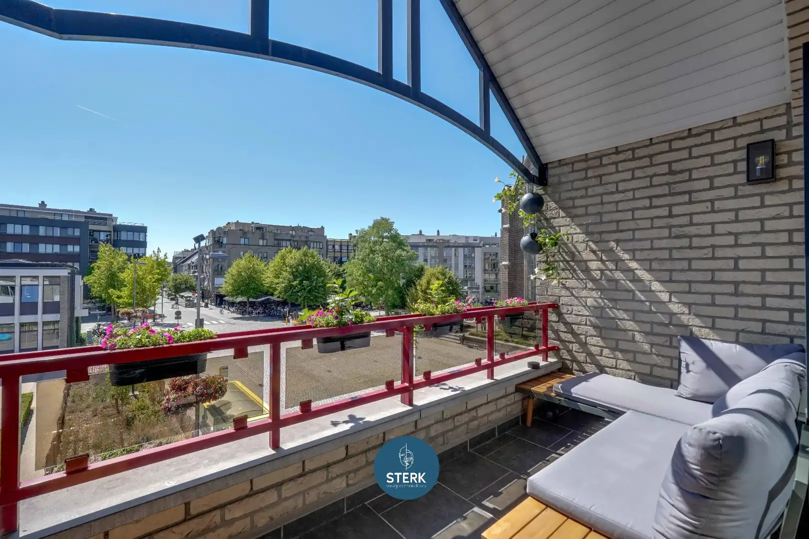 APPARTEMENT MET VERHUURDE STUDIO + 2 GARAGES IN HET CENTRUM VAN LANAKEN !  foto 17