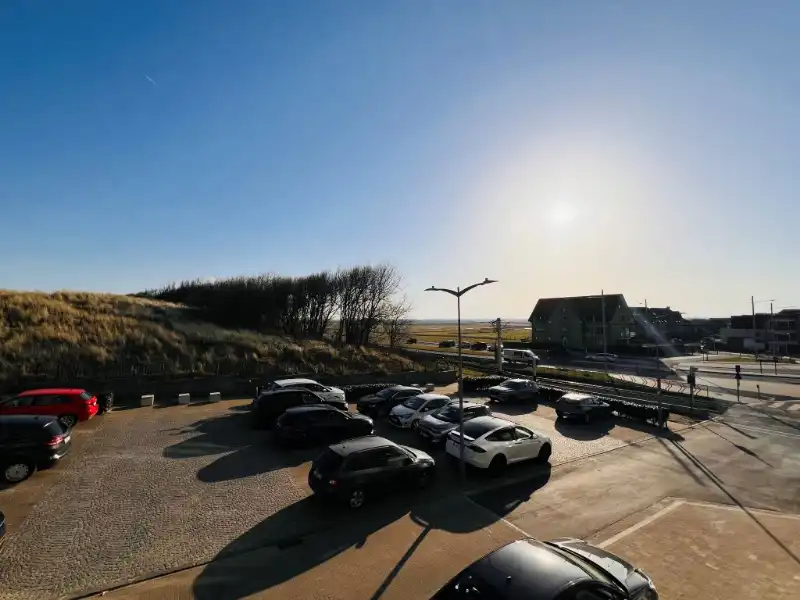 Luxueus appartement met breed terras en zijdelings zeezicht foto 17