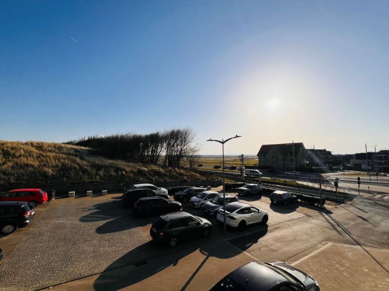 Luxueus appartement met breed terras en zijdelings zeezicht foto 18