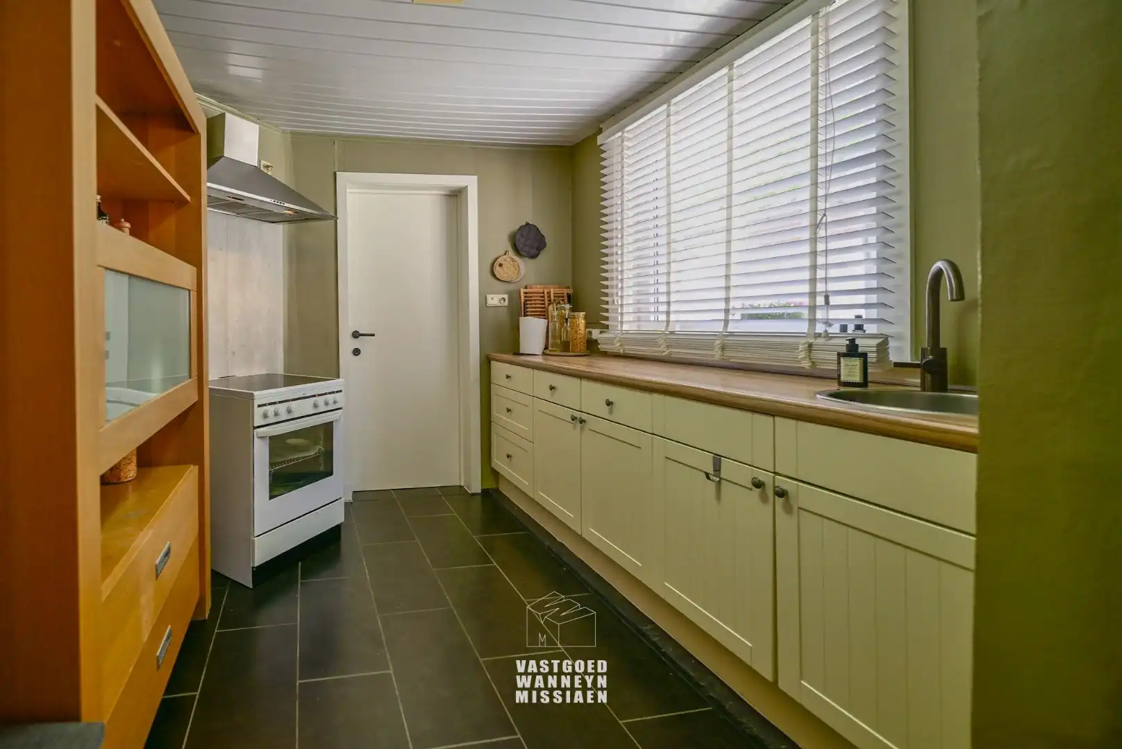 Instapklare rijwoning met 3 slpk met uitweg en parking foto 5