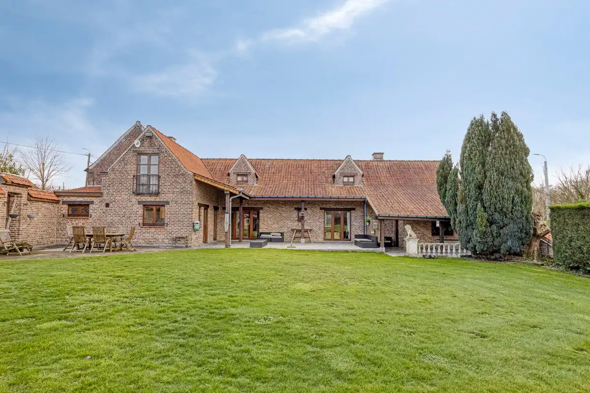 Zeer ruime landelijke woning met atelier en garages foto {{pictureIndex}}