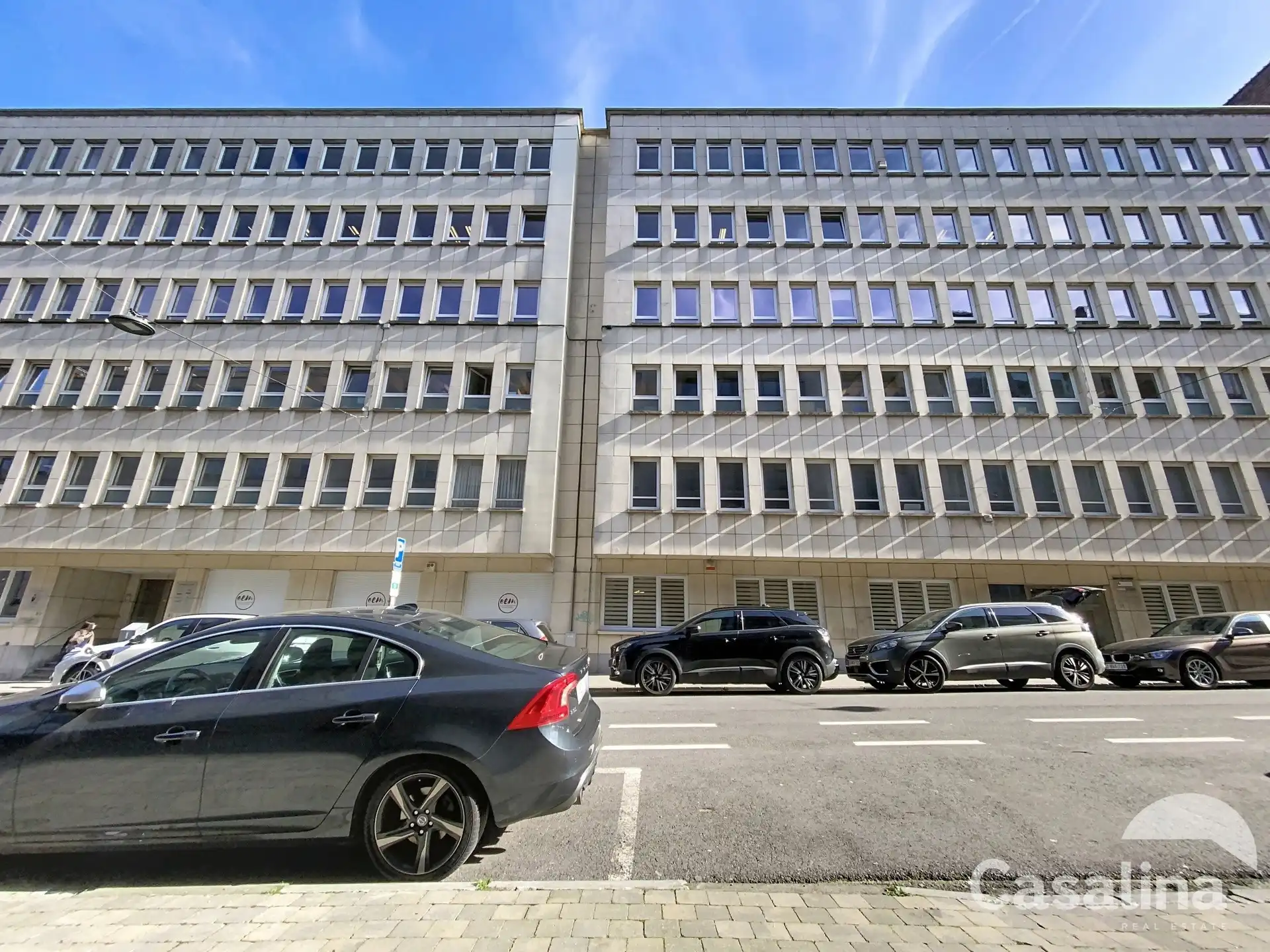 Ruime kantoorruimtes van 564 m², ideaal gelegen met parkings foto 5