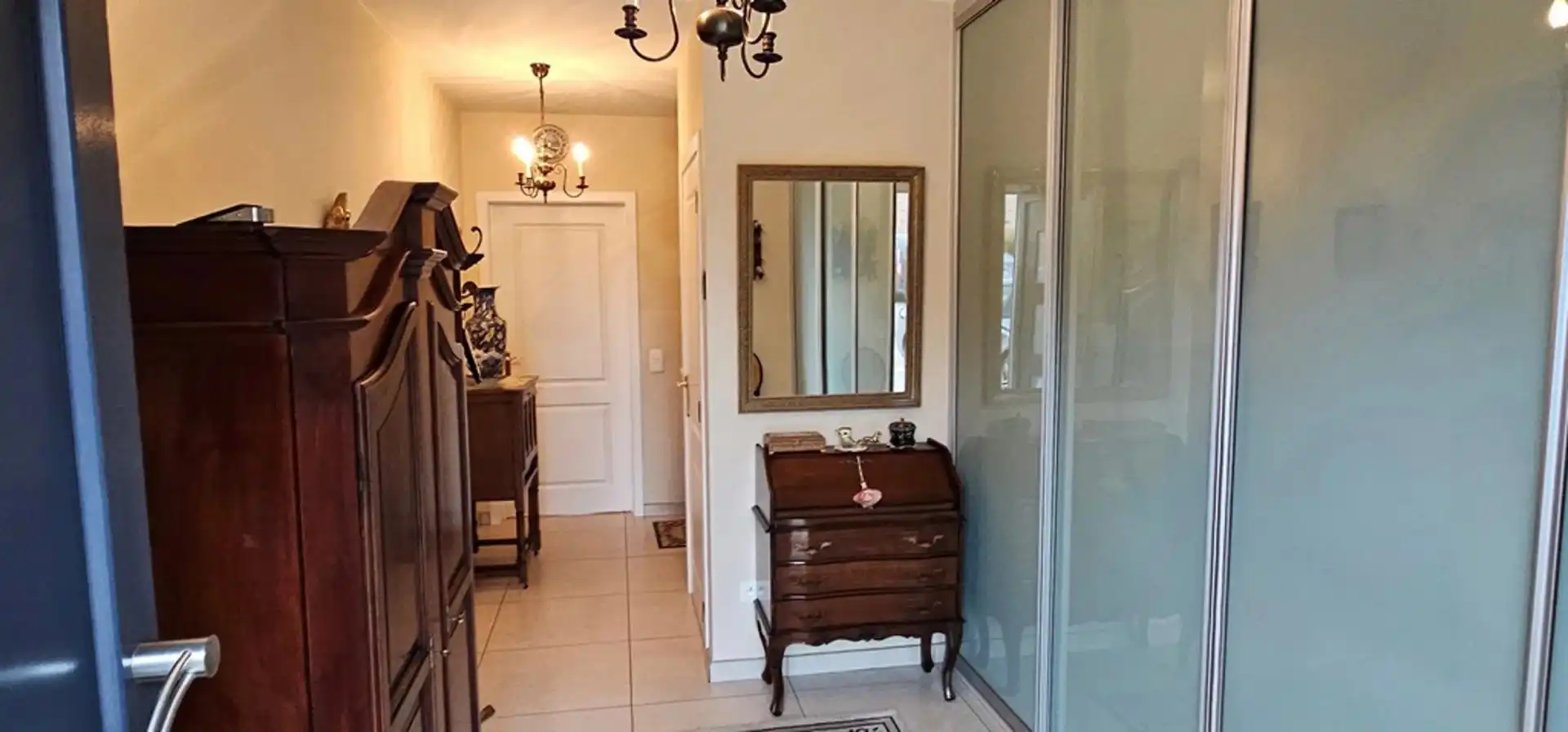 Ruime, recente, instapklare, energiezuinige half open bebouwing met degelijke en kwalitatieve afwerking en zonnepanelen, gelegen net buiten de grote ring van Hasselt. foto 4