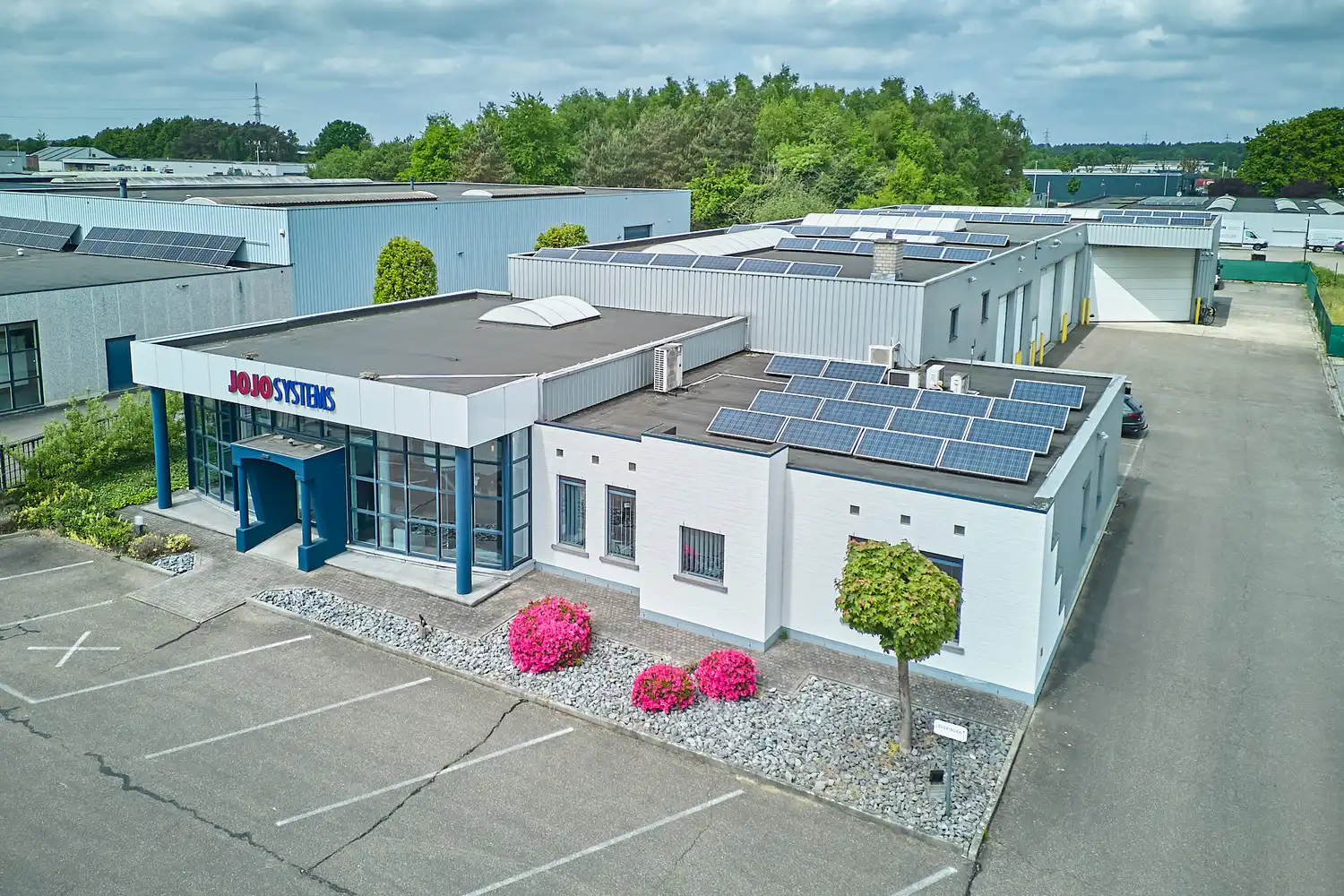 Representatief bedrijfsgebouw met luxe kantoren, showroom en bedrijfshal op zichtlocatie foto {{pictureIndex}}
