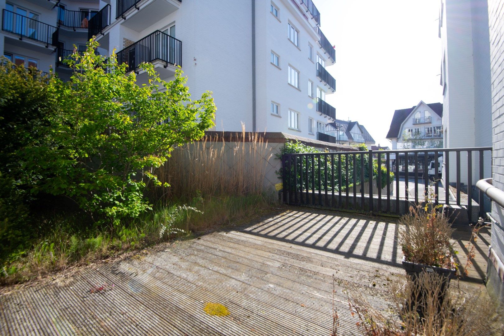Ongemeubeld hoekappartement (inclusief garagebox) met veel licht en mooie terrassen vlakbij het Albertplein in het Zoute.  foto 5