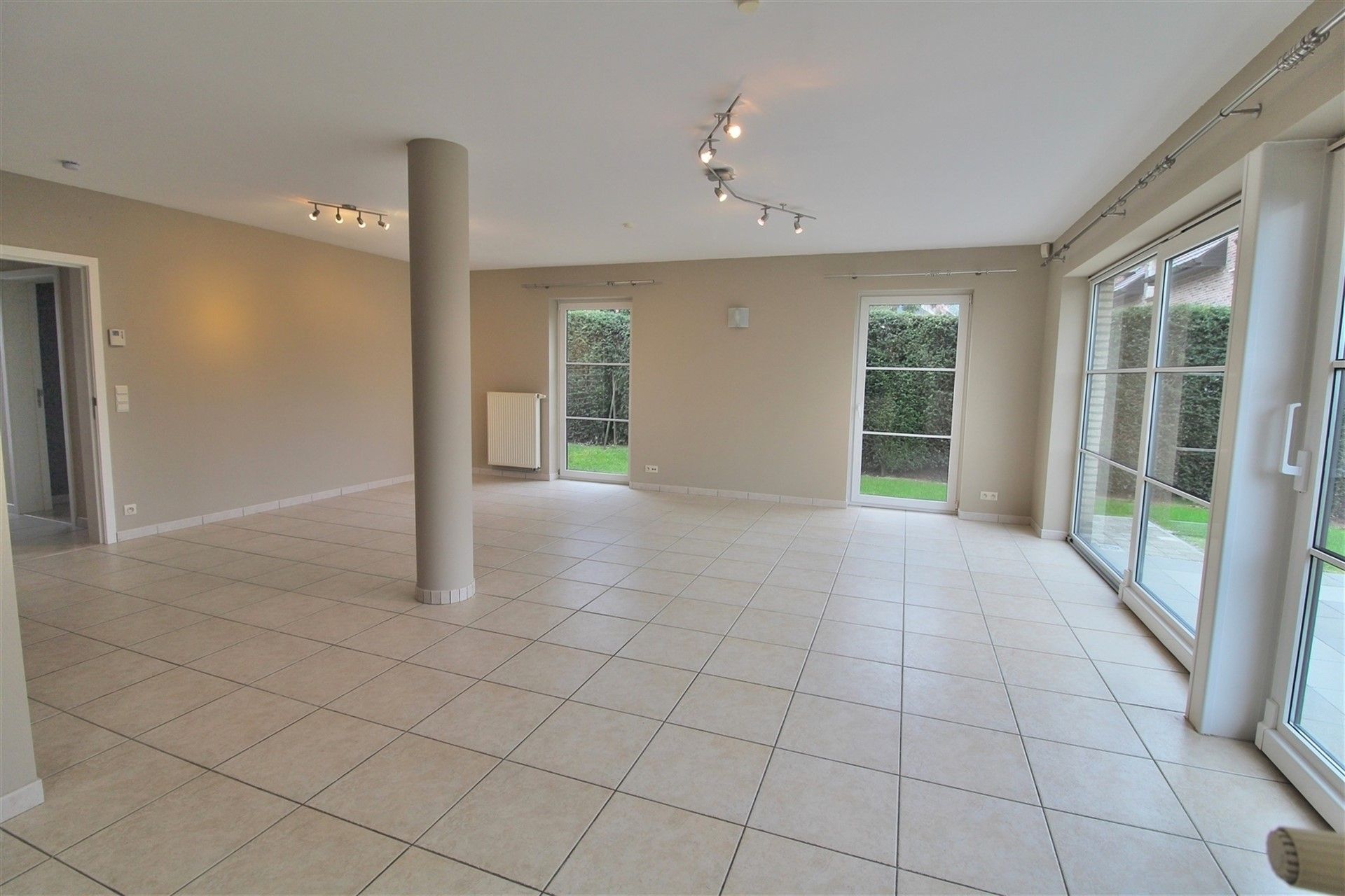 Rustig gelegen villa met ruime tuin foto 8