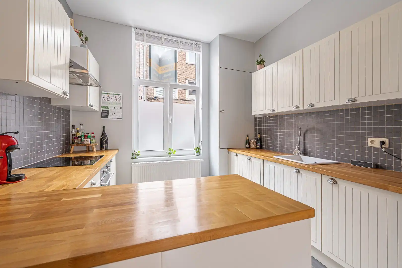 Instapklare karaktervolle woning met 4 slaapkamers en stadstuin in Roeselare foto 8