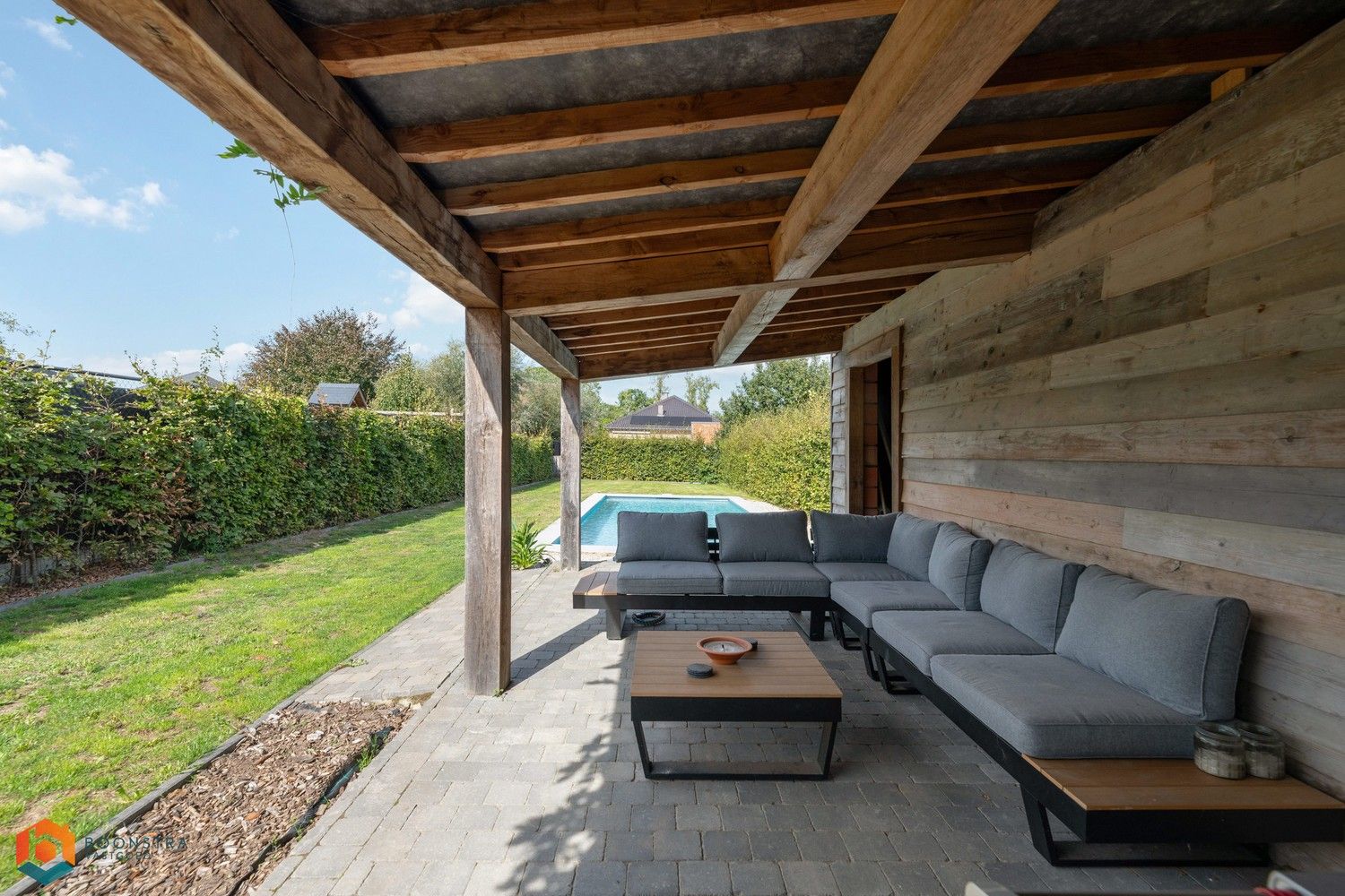 Recente en energiezuinige woning met mooie tuin en zwembad foto 17