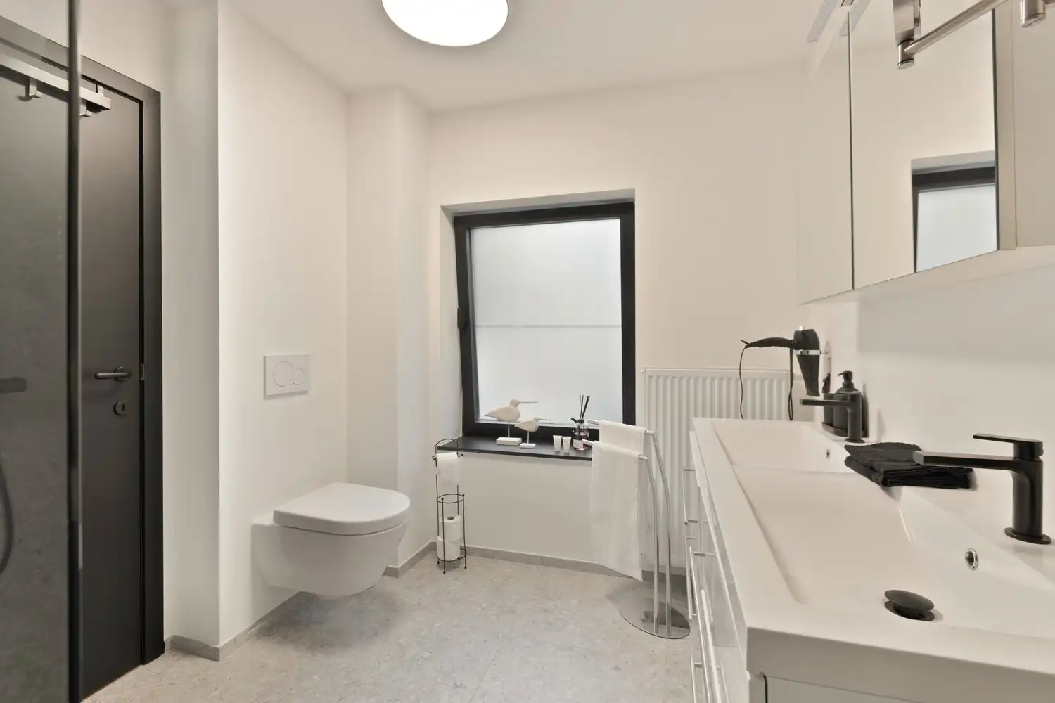 Karaktervolle woonst met indrukwekkend interieur in hartje Oud-Rekem! foto 32