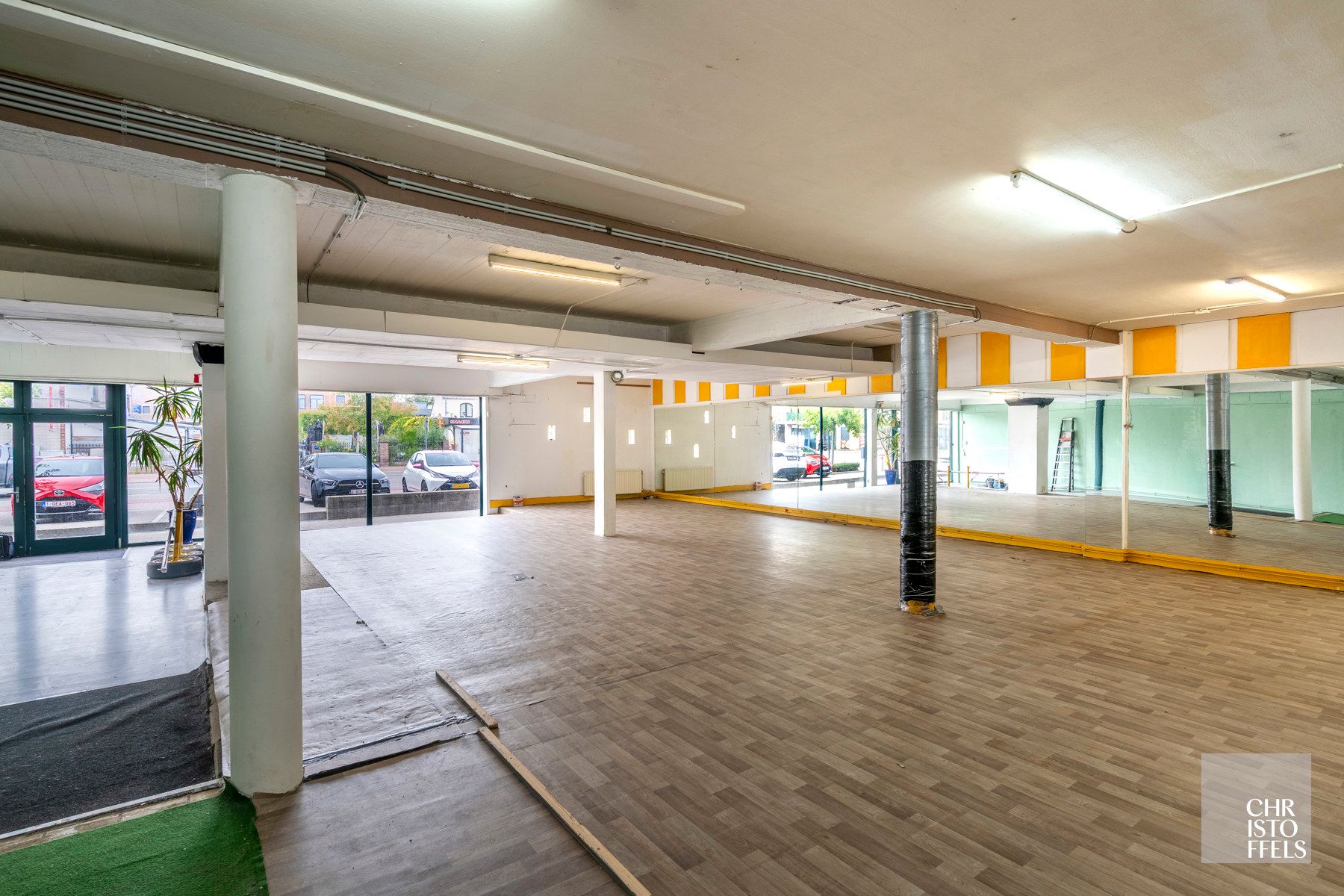 Te huur: Handelspand (229m²) op zichtbare locatie in Lanaken!  foto 2