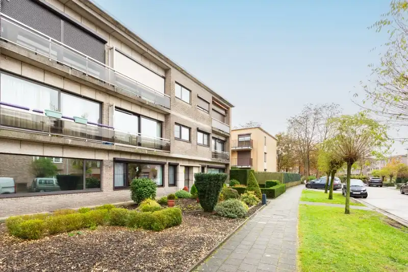 Gelijkvloers 2 slpk. appartement met tuin en garage foto 16