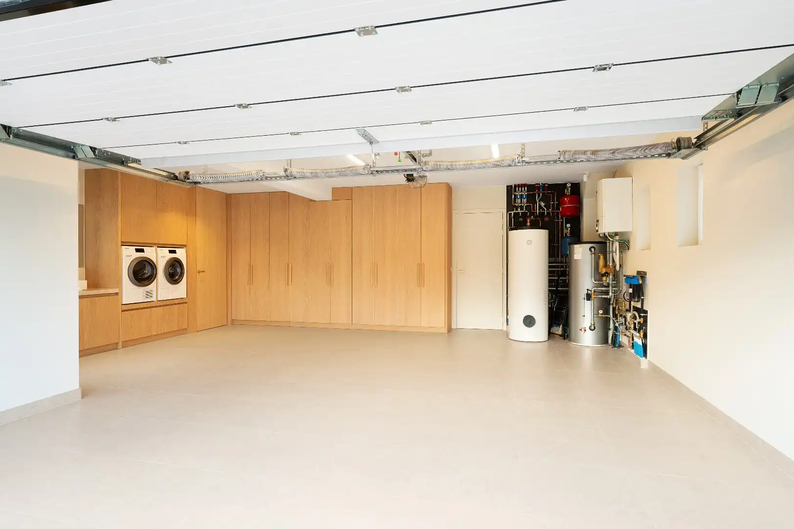 Ruime en elegante alleenstaande villa met luxe afwerking en zonnige tuin foto 36