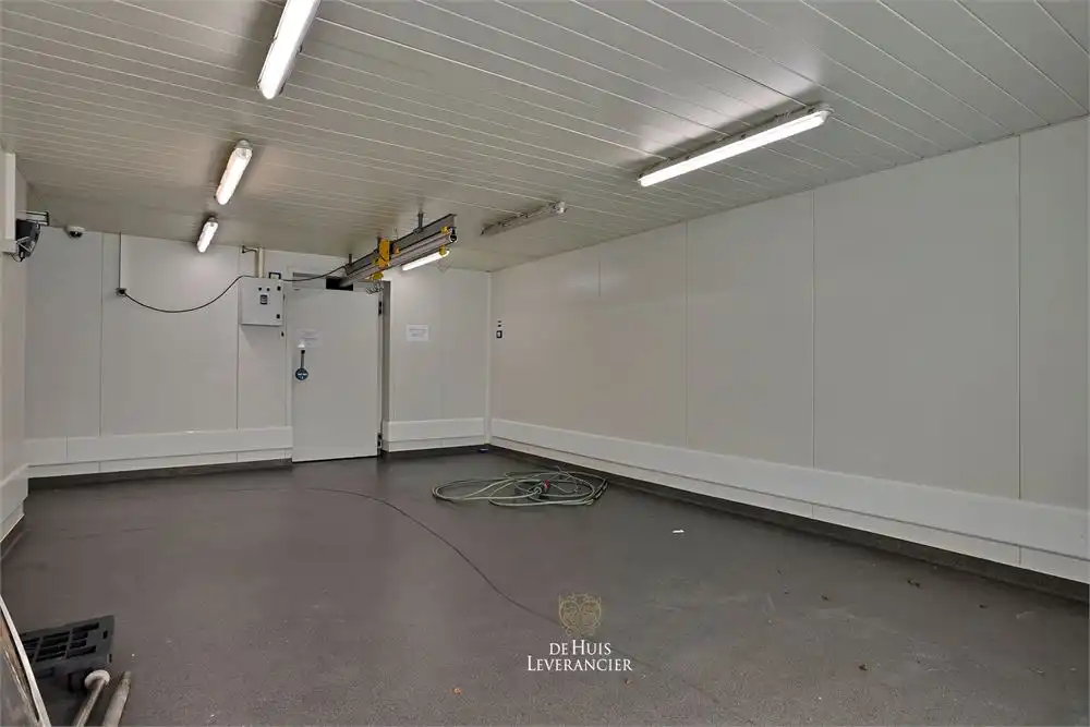 IN OPTIE - RUIM handelspand in het centrum van Hove foto 6