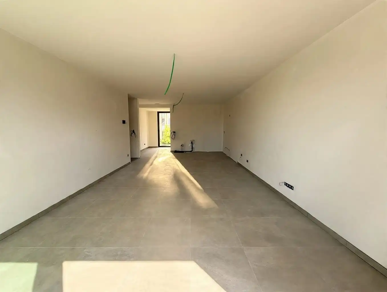 Zeer ruim 1 (+1)-slaapkamerappartement op de eerste verdieping met zuidgericht terras van ca. 43 m², balkon en ondergrondse parkeerplaats, in hartje Maaseik. foto 4