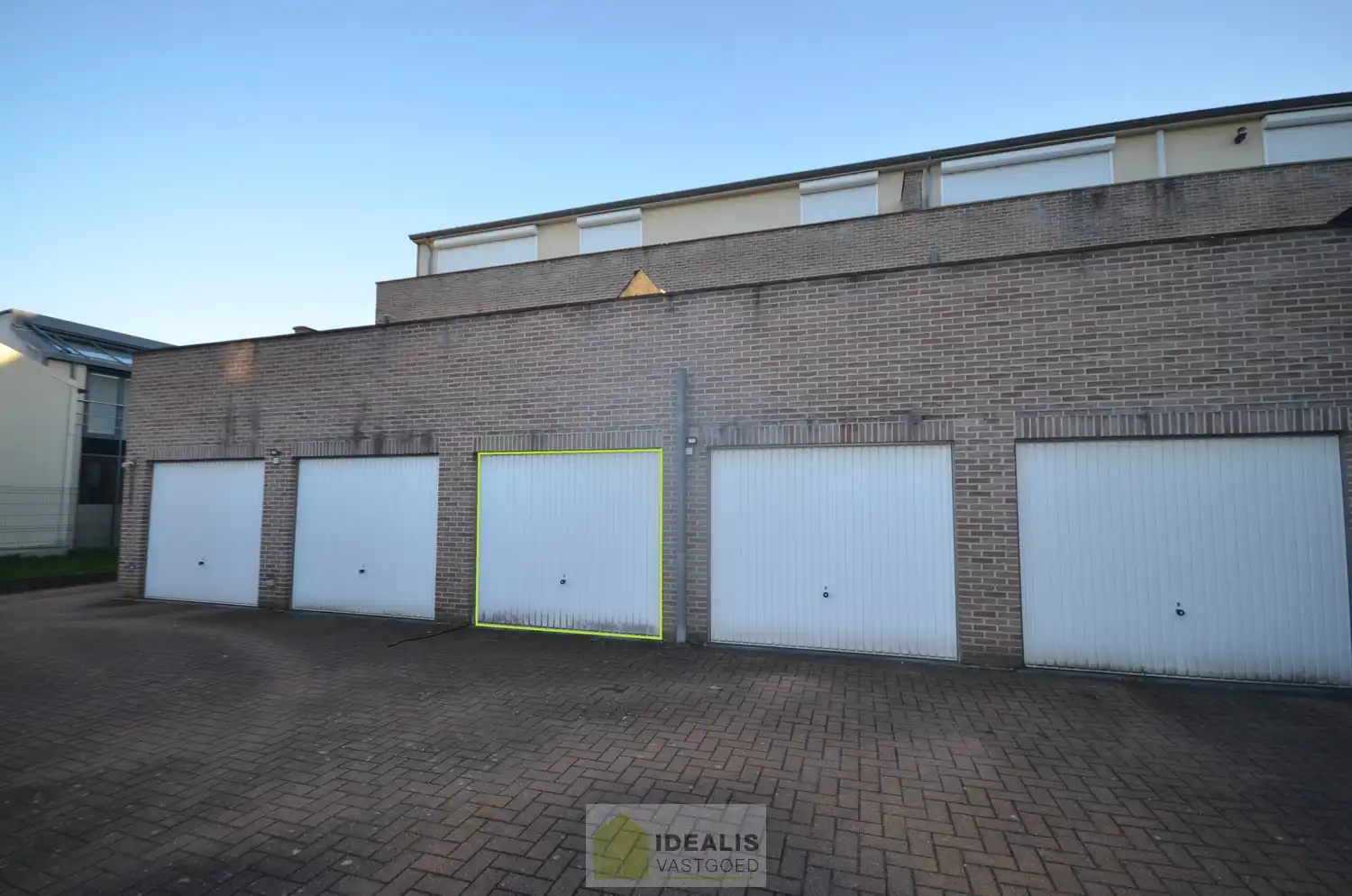 IDEALIS VASTGOED  - Ruim en aangenaam gerenoveerd appartement pal in het centrum van Berbroek (Herk-de-Stad)! Het appartement is gelegen middenin in het centrum, op wandelafstand van scholen, supermarkten, horeca en sportcentra. Het appartement biedt verder een fijne leefruimte met open keuken, 2 rustige slaapkamers, een prettige badkamer en een terras. Tevens kan men gemakkelijk parkeren in een afzonderlijke garagebox. foto 14