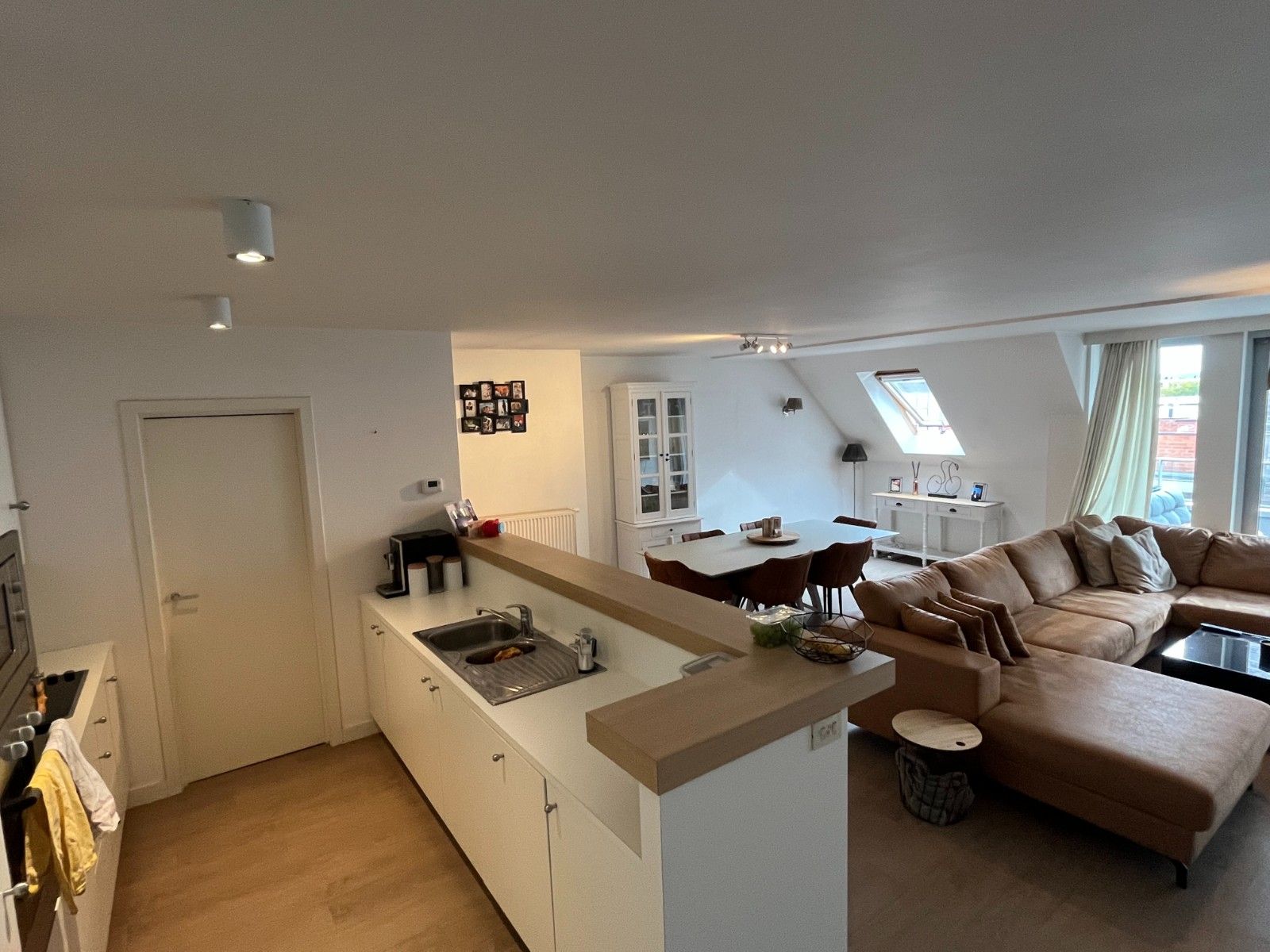 Ruim, zeer centraal  duplexappartement met 3 kamers foto {{pictureIndex}}