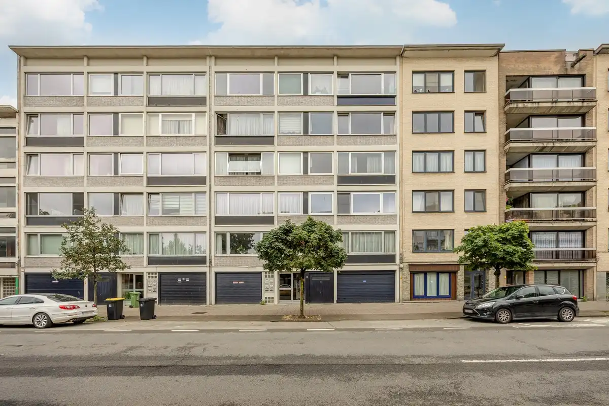 Zeer ruim en lichtrijk appartement te koop foto {{pictureIndex}}