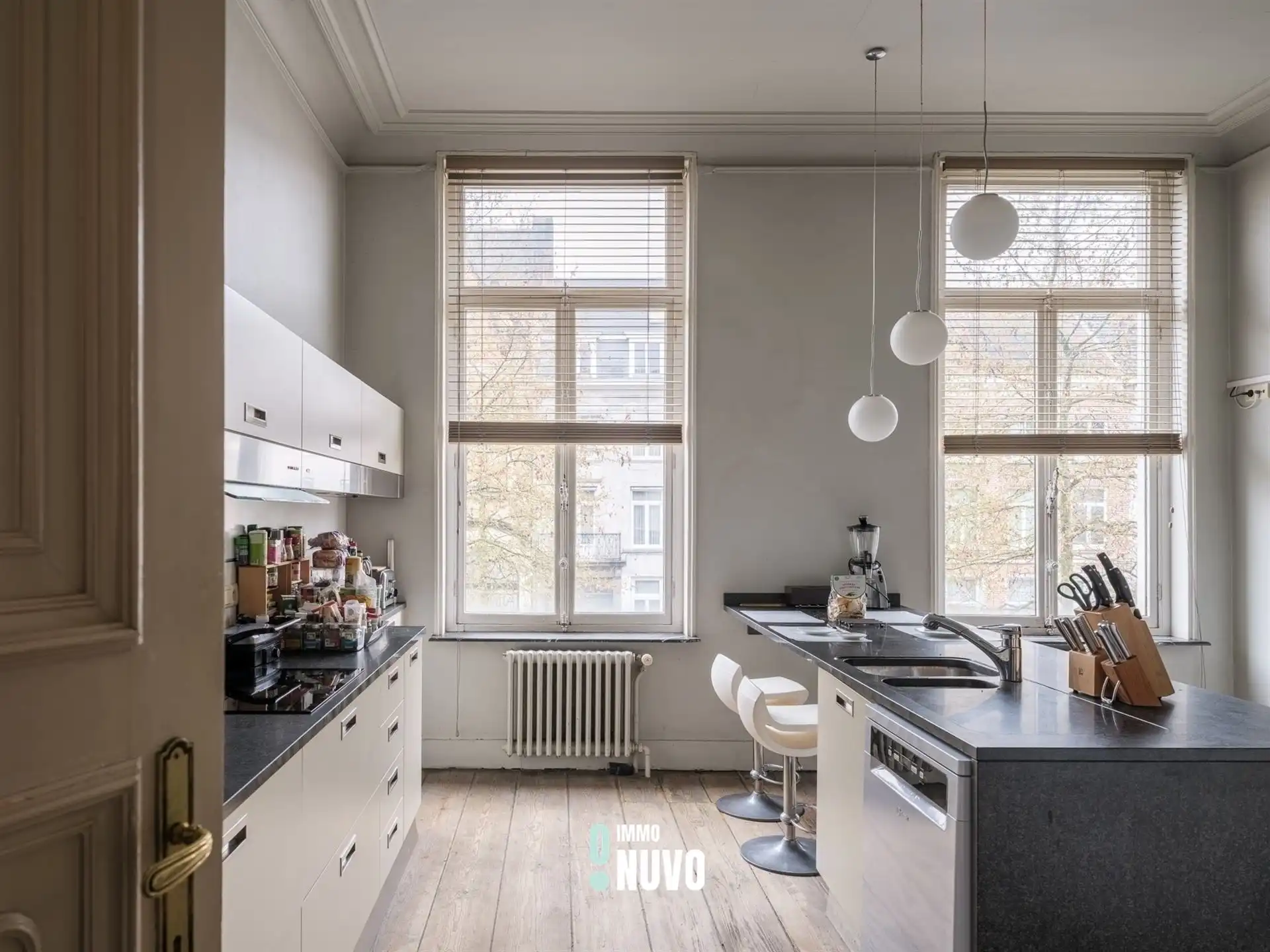 Exclusief herenhuis met handelspand op toplocatie te Aalst. foto 8