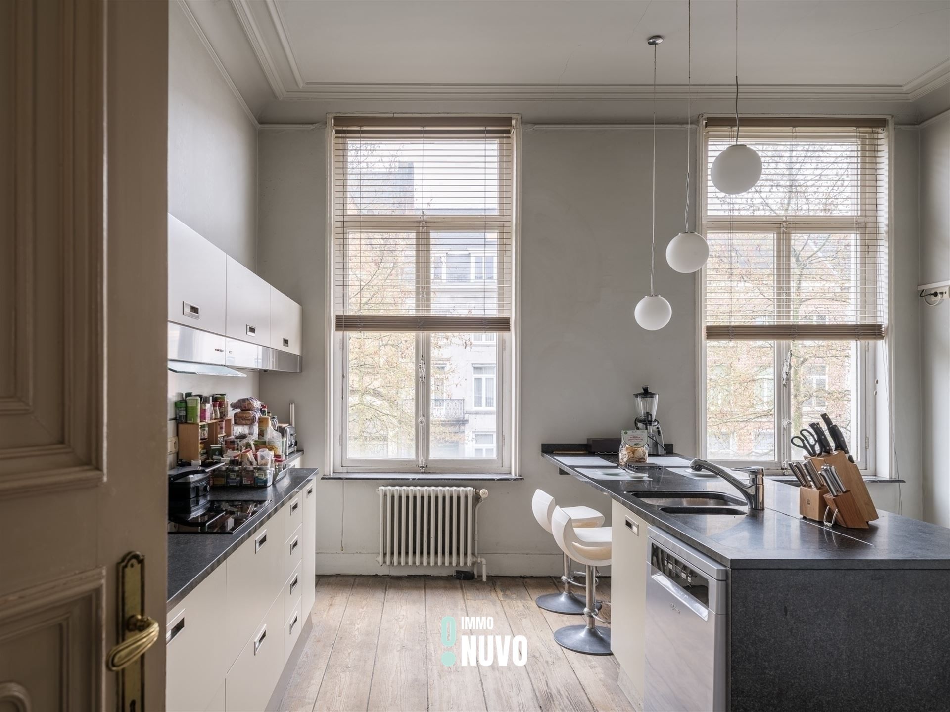 Exclusief herenhuis met handelspand op toplocatie te Aalst. foto 8