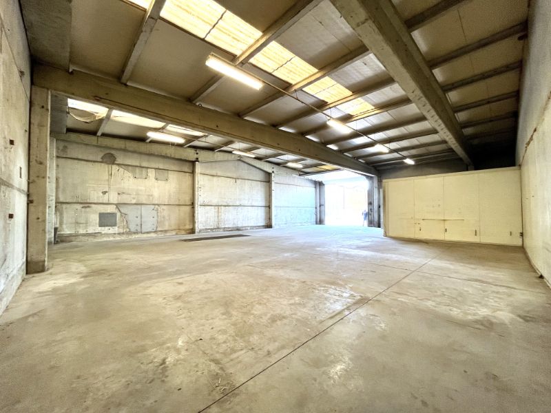 Te huur: Loods - 270 m² - opslag foto {{pictureIndex}}
