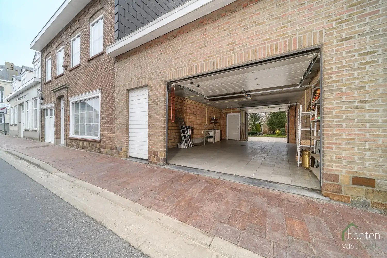 ROESBRUGGE: Ruime maar te moderniseren rijwoning met 4 slpks., grote garage en gezellige tuin op 492m² grondopp. foto 16