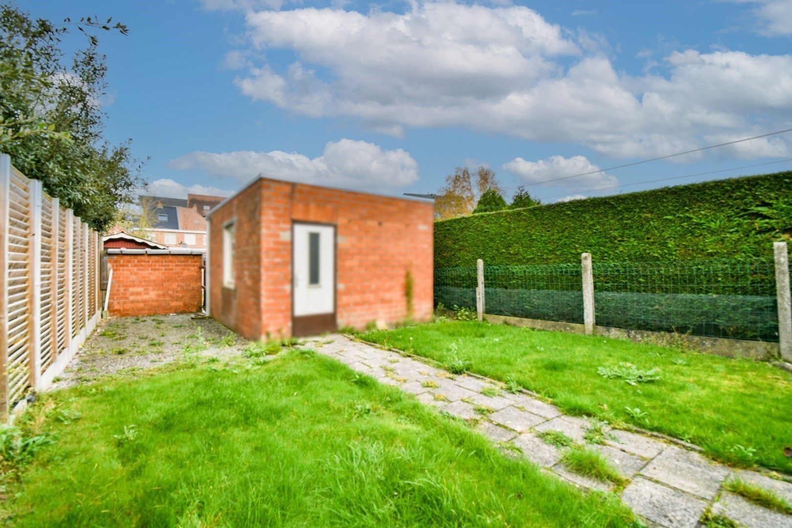 Te renoveren rijwoning op centrale locatie in Torhout. foto 15