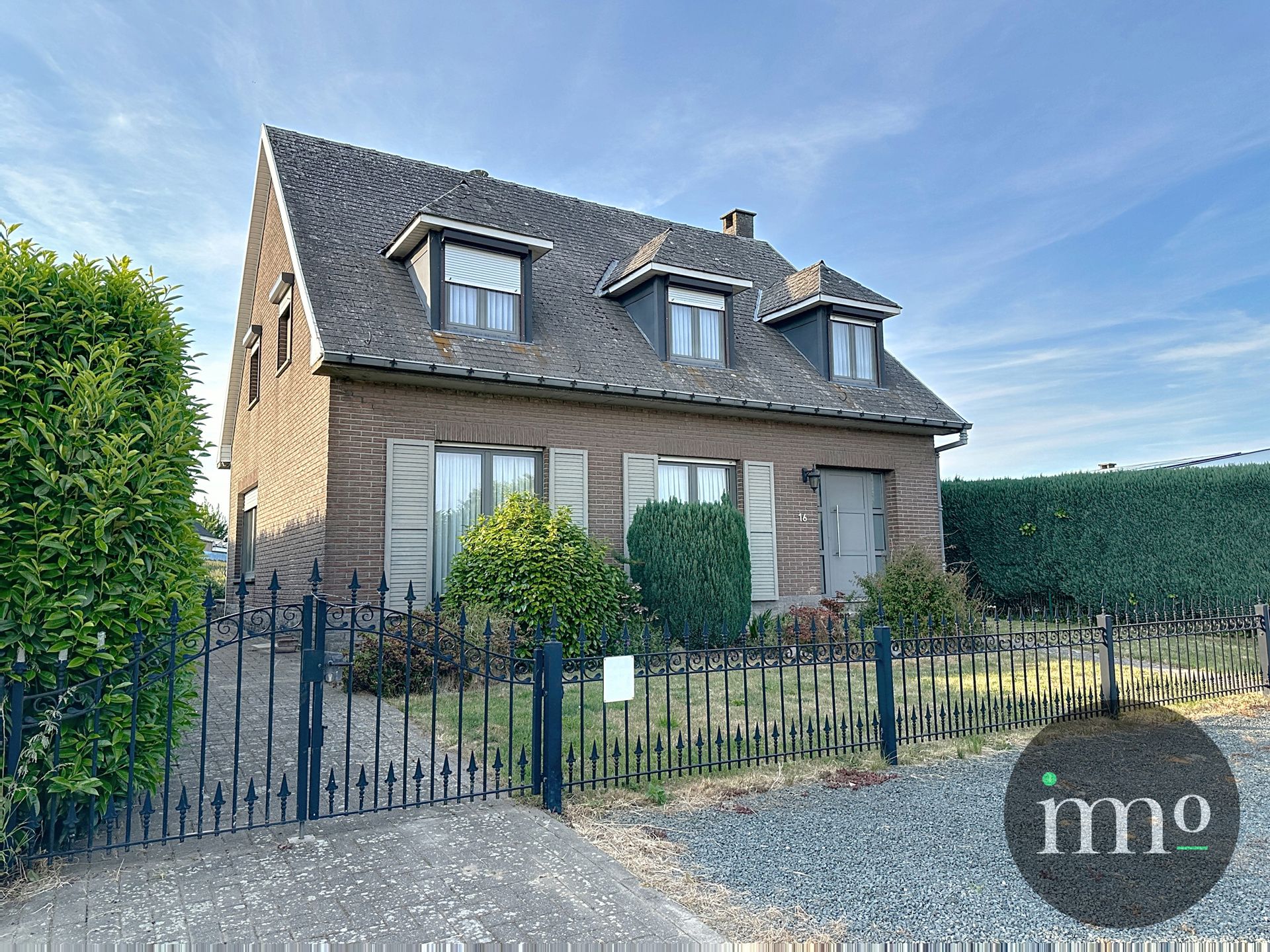 Mooie villa met tuin in residentiële straat foto {{pictureIndex}}