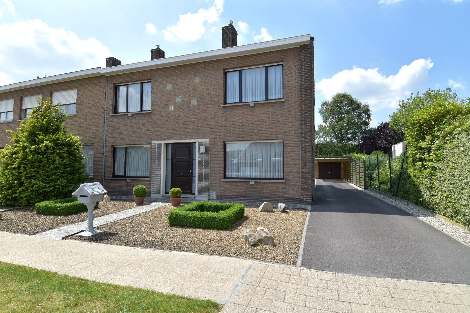 Instapklare gezinswoning met 4 slaapkamers, garage en zonnige tuin te koop in Marke foto {{pictureIndex}}