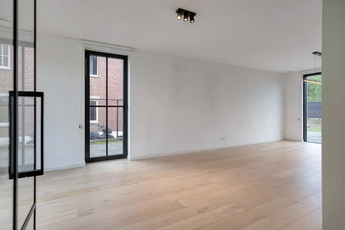 Recente halfopen bebouwing met 3 slaapkamers en carport foto 3