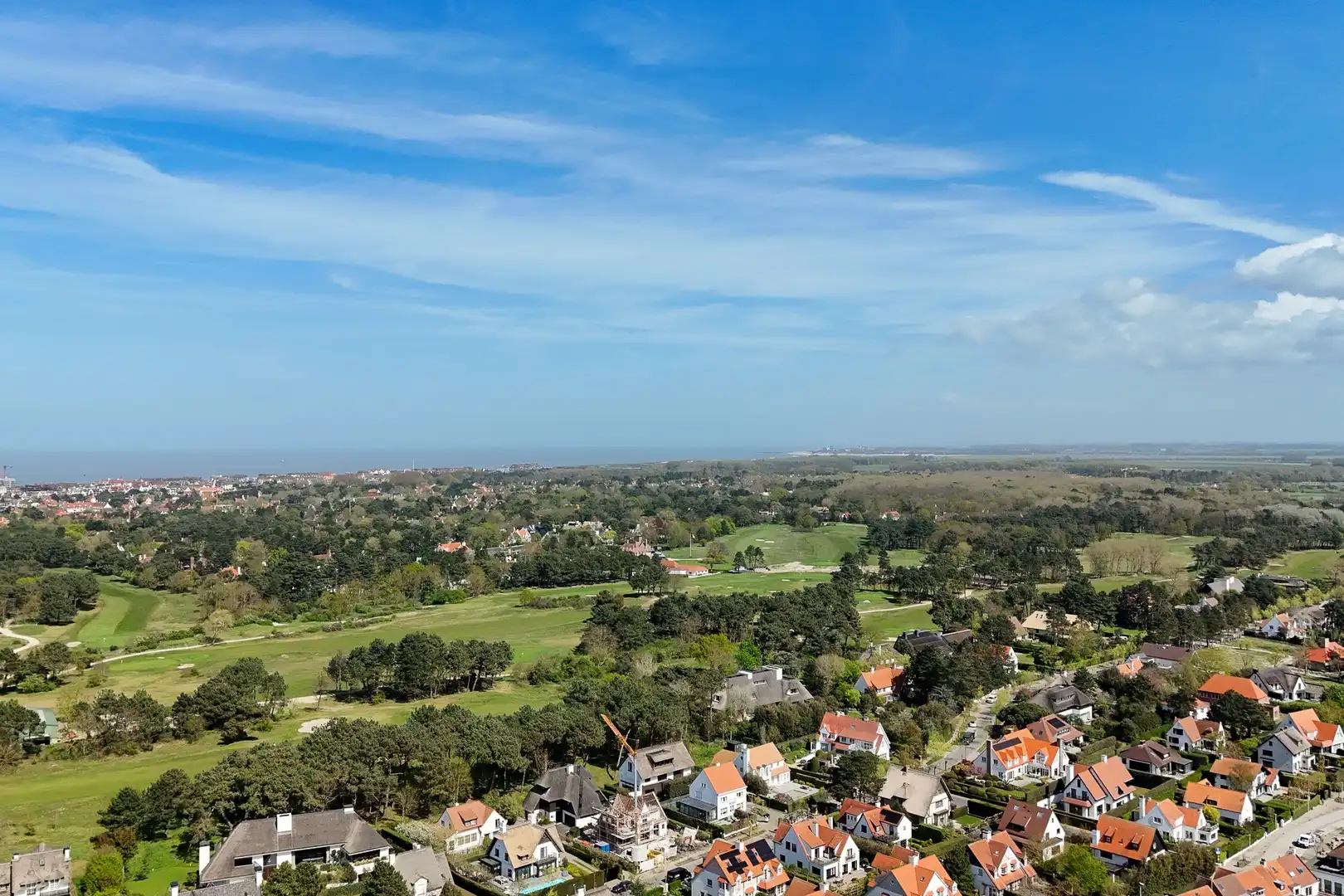 Exclusieve bouwgrond van ca. 916 m, gelegen op een toplocatie in het Zoute. foto {{pictureIndex}}