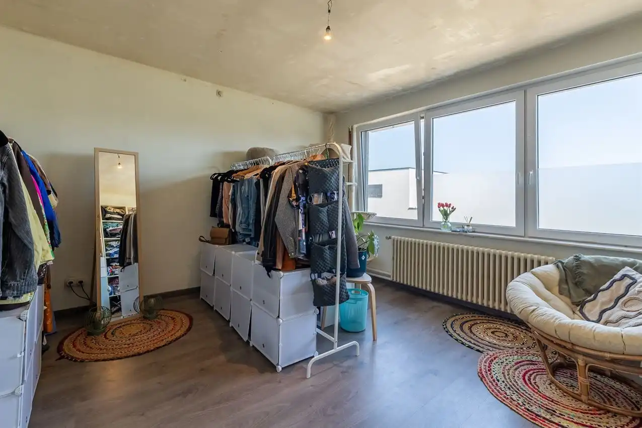 Ruime retrowoning met EPC C,  zuidtuin en achterliggende toegang. foto 21