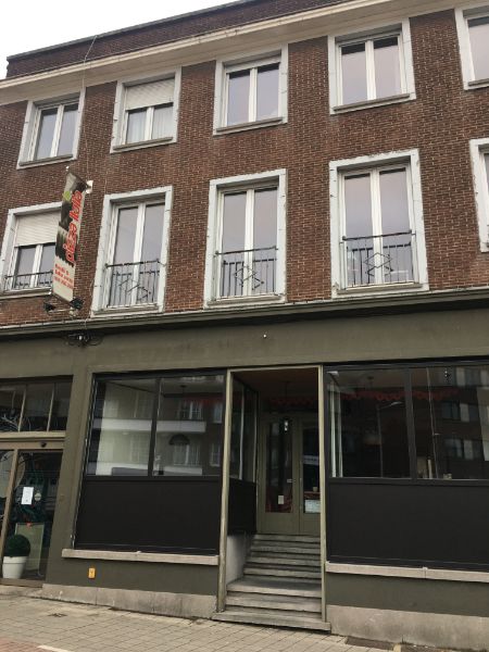 Commercieel gelegen handelsruimte met ruime terras achteraan met bovenliggend 2 verhuurde appartementen. foto 3