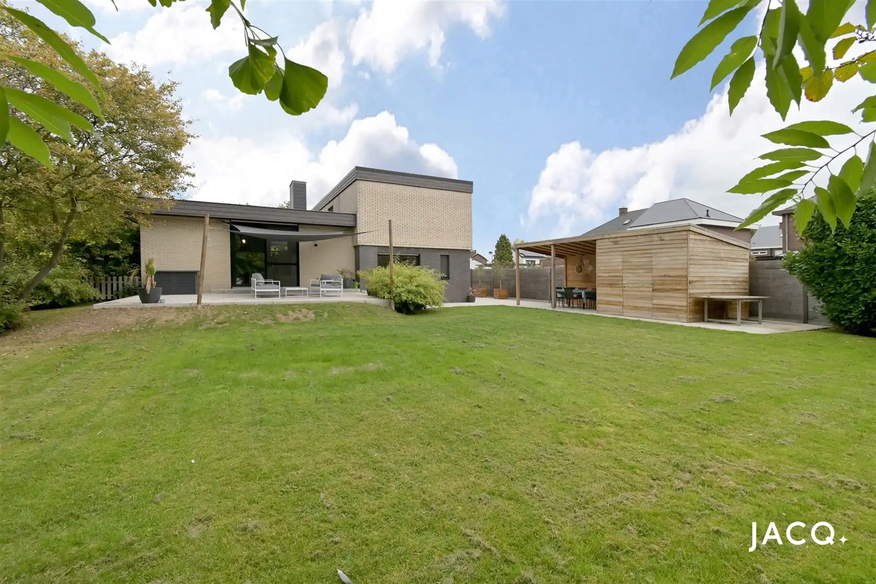 Charmante villa met 4 à 5 slpk's op een perceel van 1592m²! foto {{pictureIndex}}
